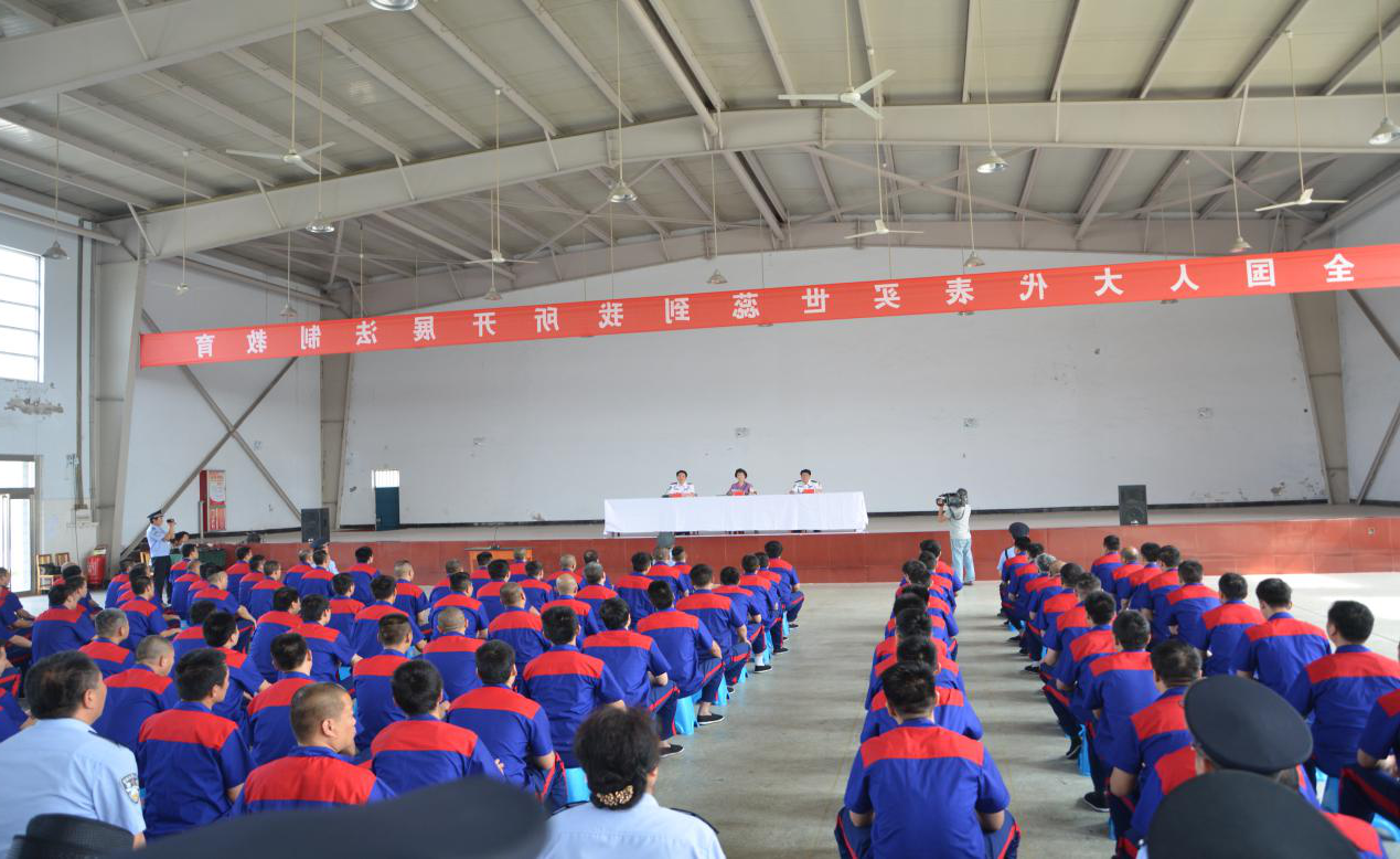 1465375270347266.png 戒毒人员在认真听法制教育.png